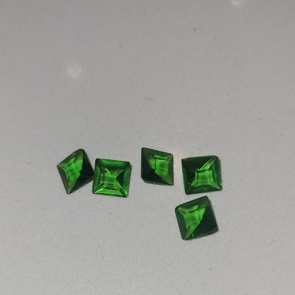 Syn Peridot - Square - 7mm